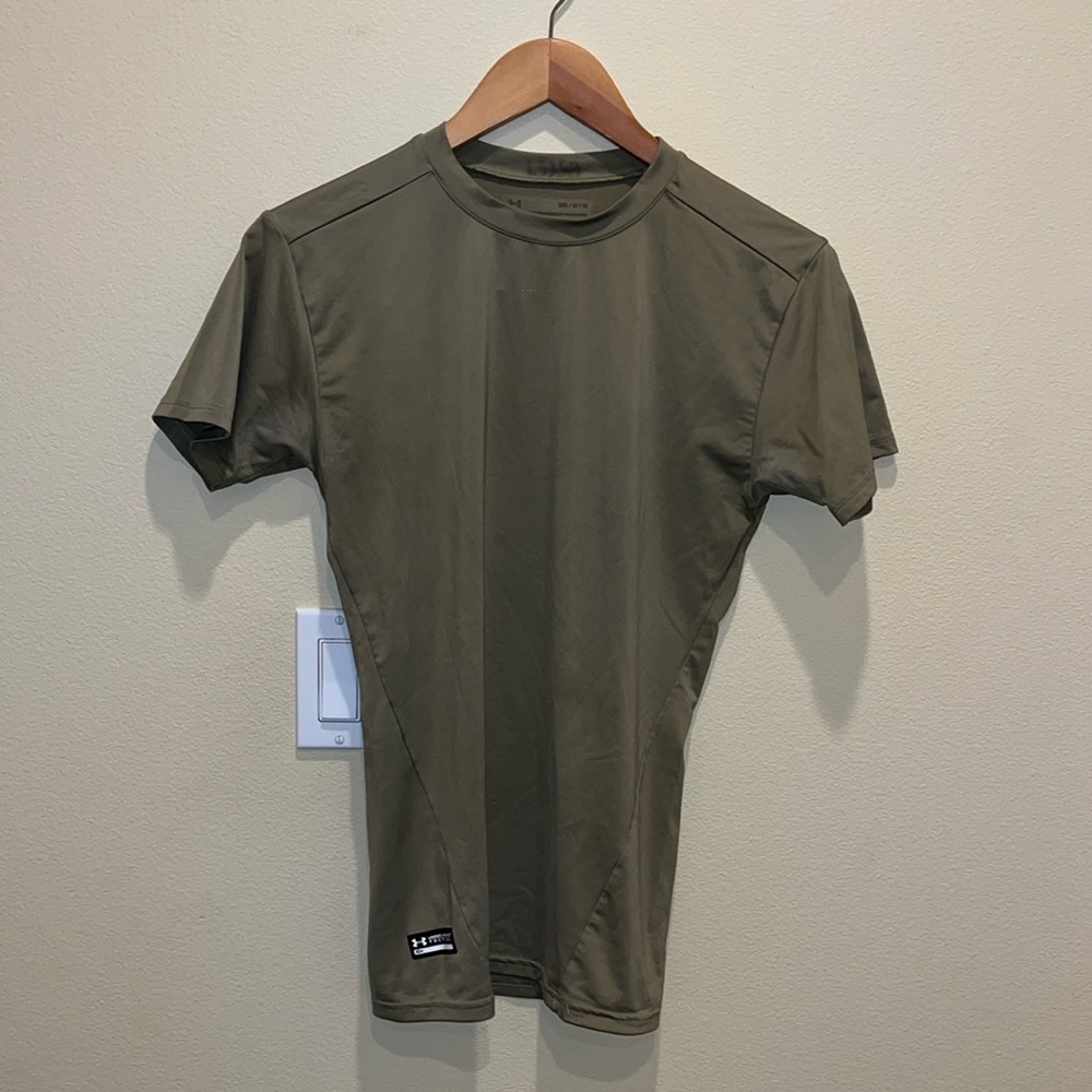 Men’s size medium under Armour tactical shirt